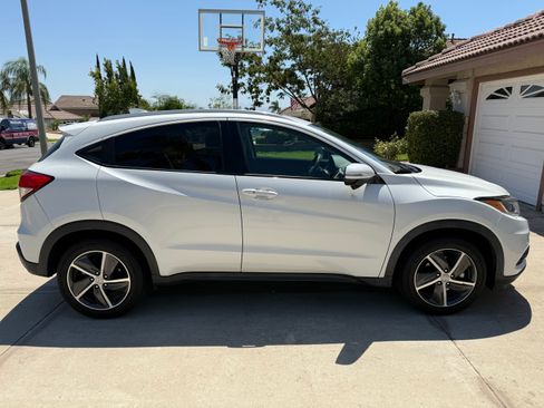 Used 2021 Honda HR-V EX image 2