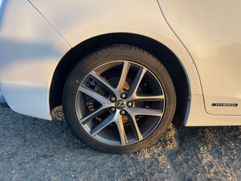 Used 2015 Lexus CT 200h w/ F Sport w/Nuluxe Interior FWD image 8