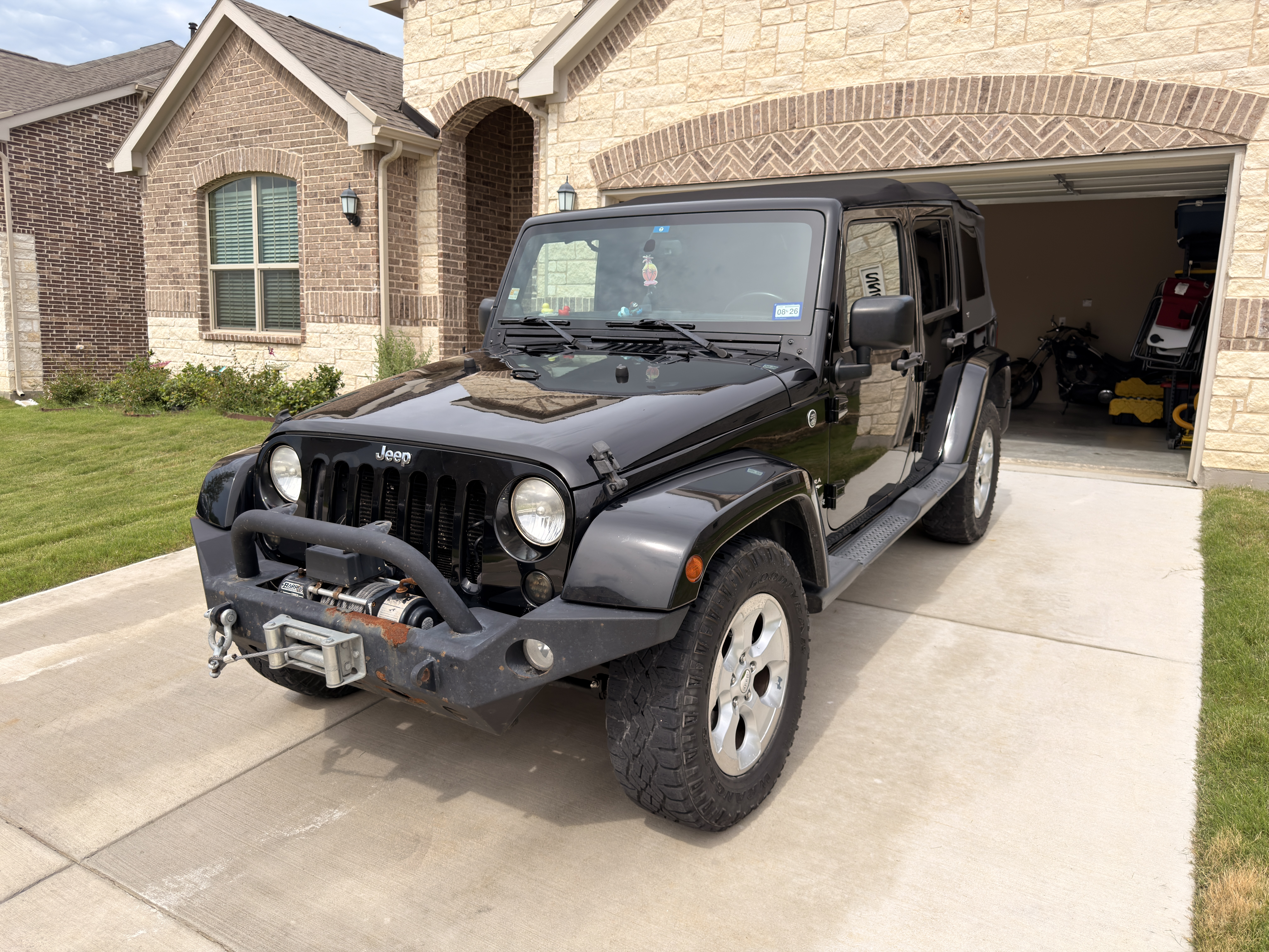 Used 2014 Jeep Wrangler Unlimited Sahara w/ Connectivity Group AWD/4WD image 2