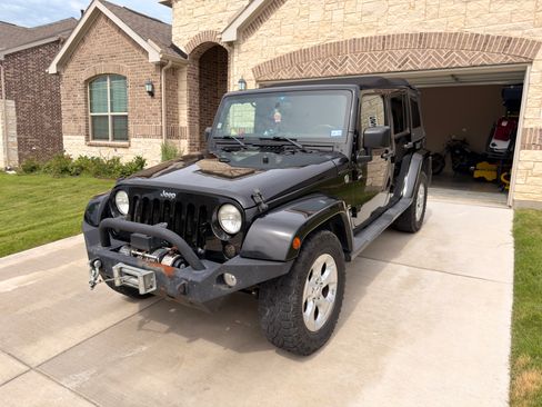 Used 2014 Jeep Wrangler Unlimited Sahara w/ Connectivity Group AWD/4WD image 2