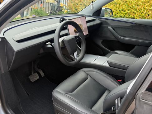 Used 2026 Tesla Model Y Long Range RWD image 8