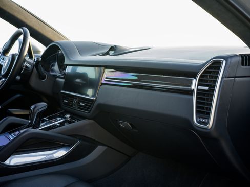 Used 2020 Porsche Cayenne Turbo image 26