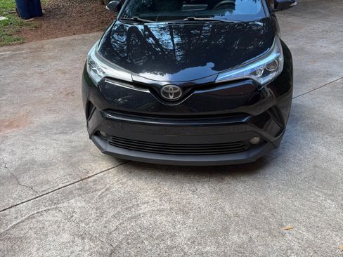 Used 2018 Toyota C-HR XLE FWD image 1