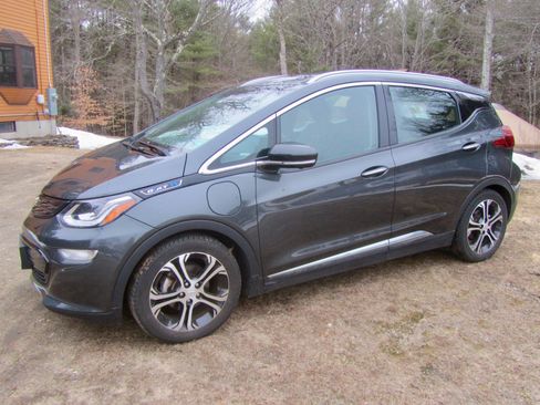 Used 2021 Chevrolet Bolt Premier w/ Infotainment Package image 4