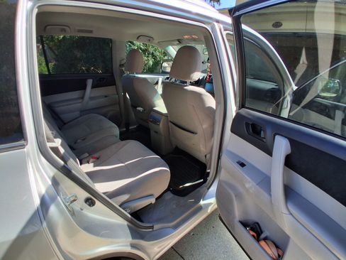 Used 2012 Toyota Highlander SE w/ Tow Pkg image 12