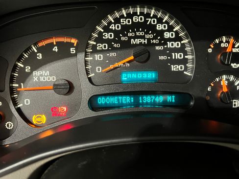 Used 2005 Chevrolet Silverado 2500 LT w/ Heavy-Duty Power Package image 13