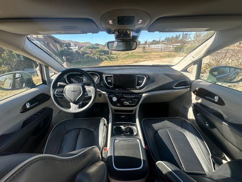 Used 2022 Chrysler Pacifica Limited image 6