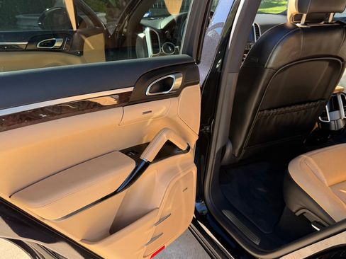 Used 2017 Porsche Cayenne S image 21