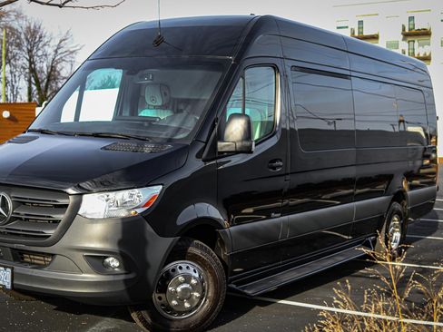 Used 2023 Mercedes-Benz Sprinter 3500 image 2