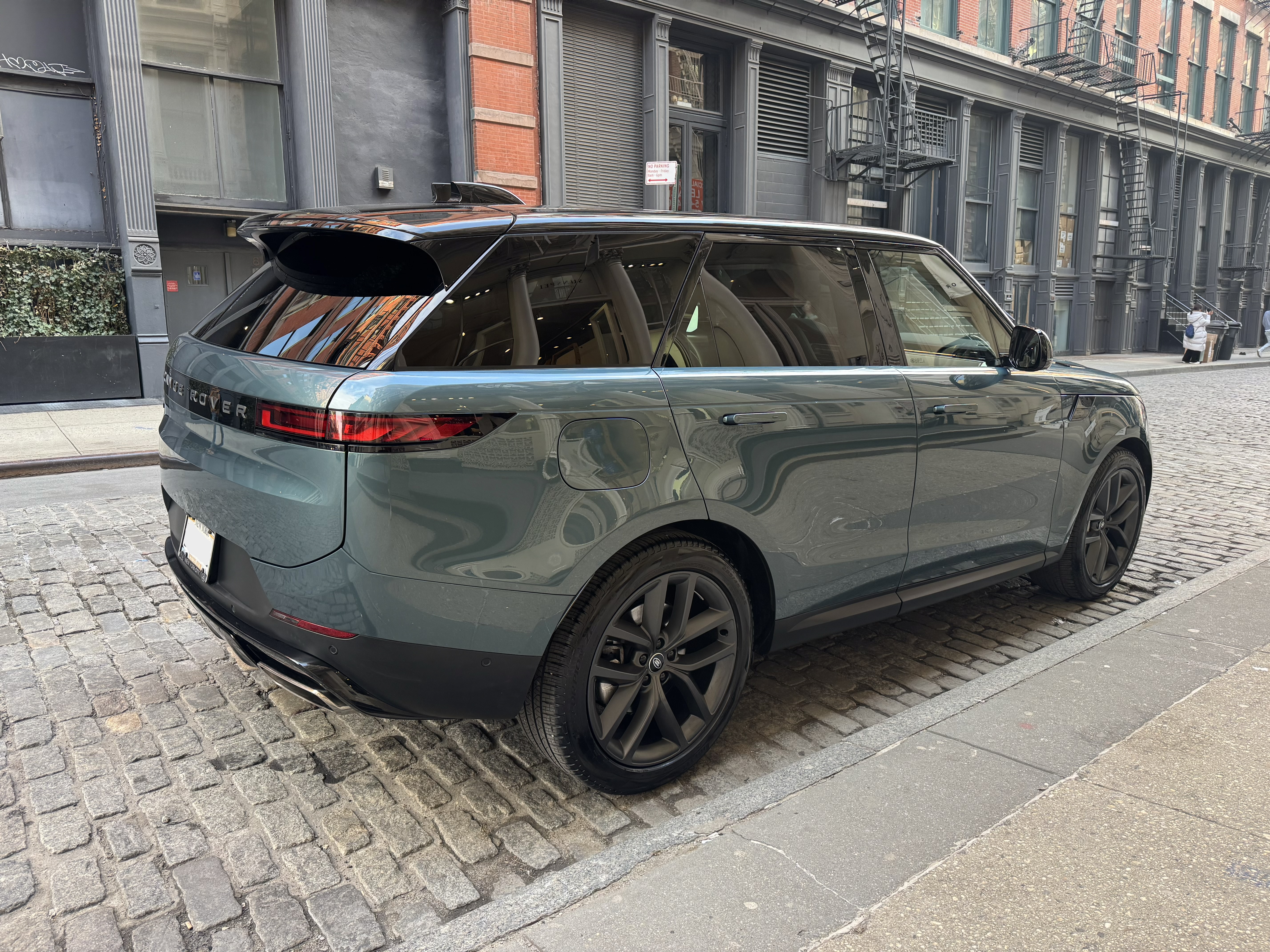 Used 2024 Land Rover Range Rover Sport SE AWD/4WD image 4