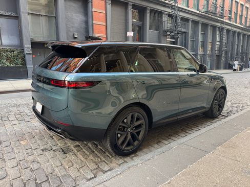 Used 2024 Land Rover Range Rover Sport SE AWD/4WD image 4