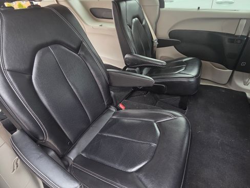 Used 2022 Chrysler Pacifica Touring-L image 10