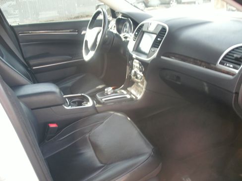 Used 2017 Chrysler 300 C image 4