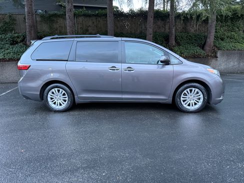 Used 2016 Toyota Sienna XLE Premium image 2