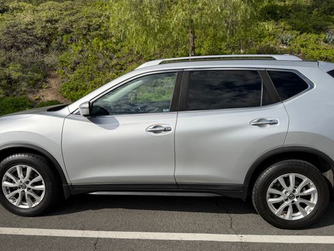 Used 2018 Nissan Rogue SV image 5