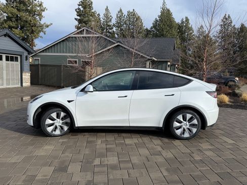 Used 2021 Tesla Model Y Long Range image 2