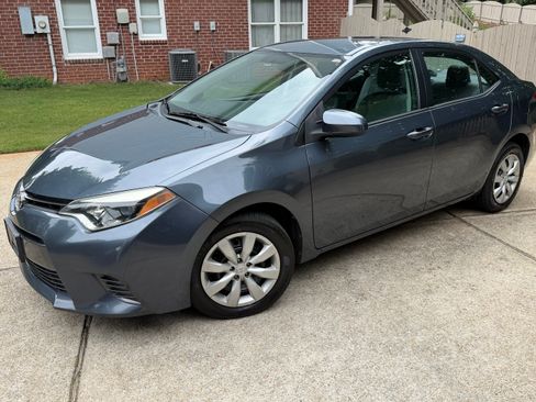 Used 2015 Toyota Corolla LE FWD image 1