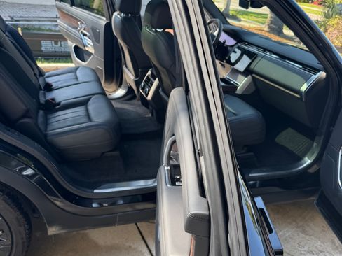 Used 2024 Land Rover Range Rover Long Wheelbase SE image 12