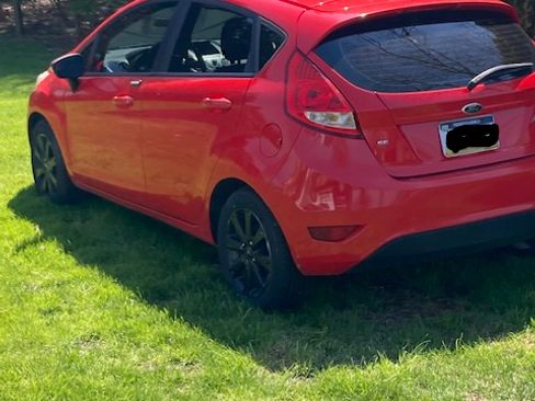 Used 2013 Ford Fiesta SE image 2