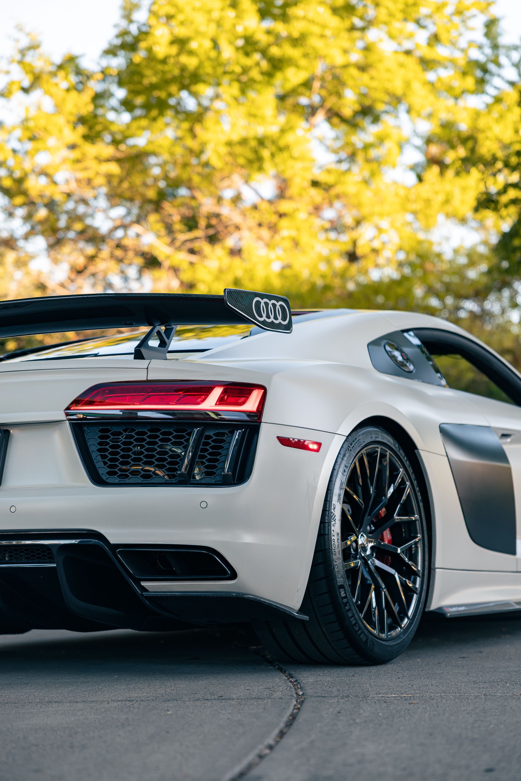 Used 2018 Audi R8 V10 w/ Premium Package RWD image 27