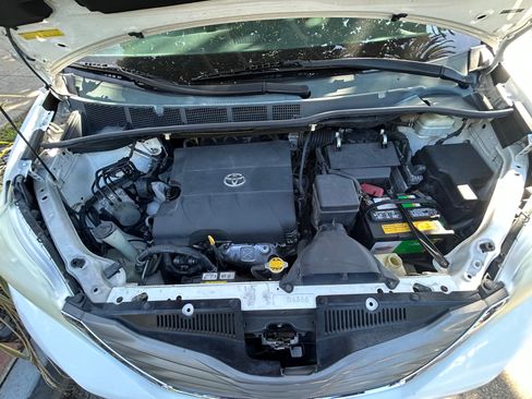 Used 2011 Toyota Sienna XLE w/ XLE Navigation Pkg image 4