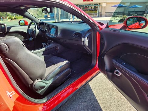 Used 2016 Dodge Challenger R/T Scat Pack w/ Leather Interior Group image 17