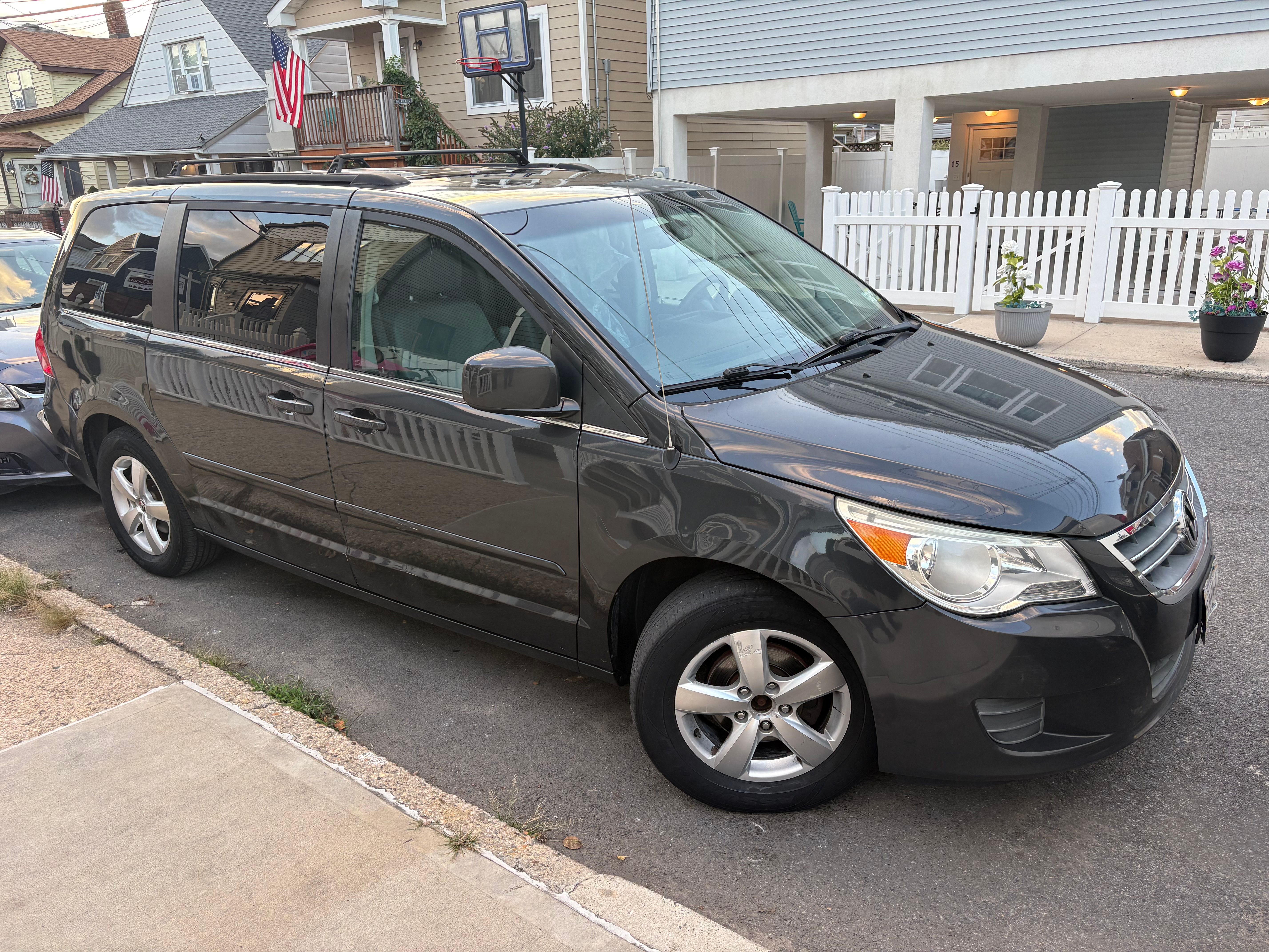 Used 2011 Volkswagen Routan SEL FWD image 10