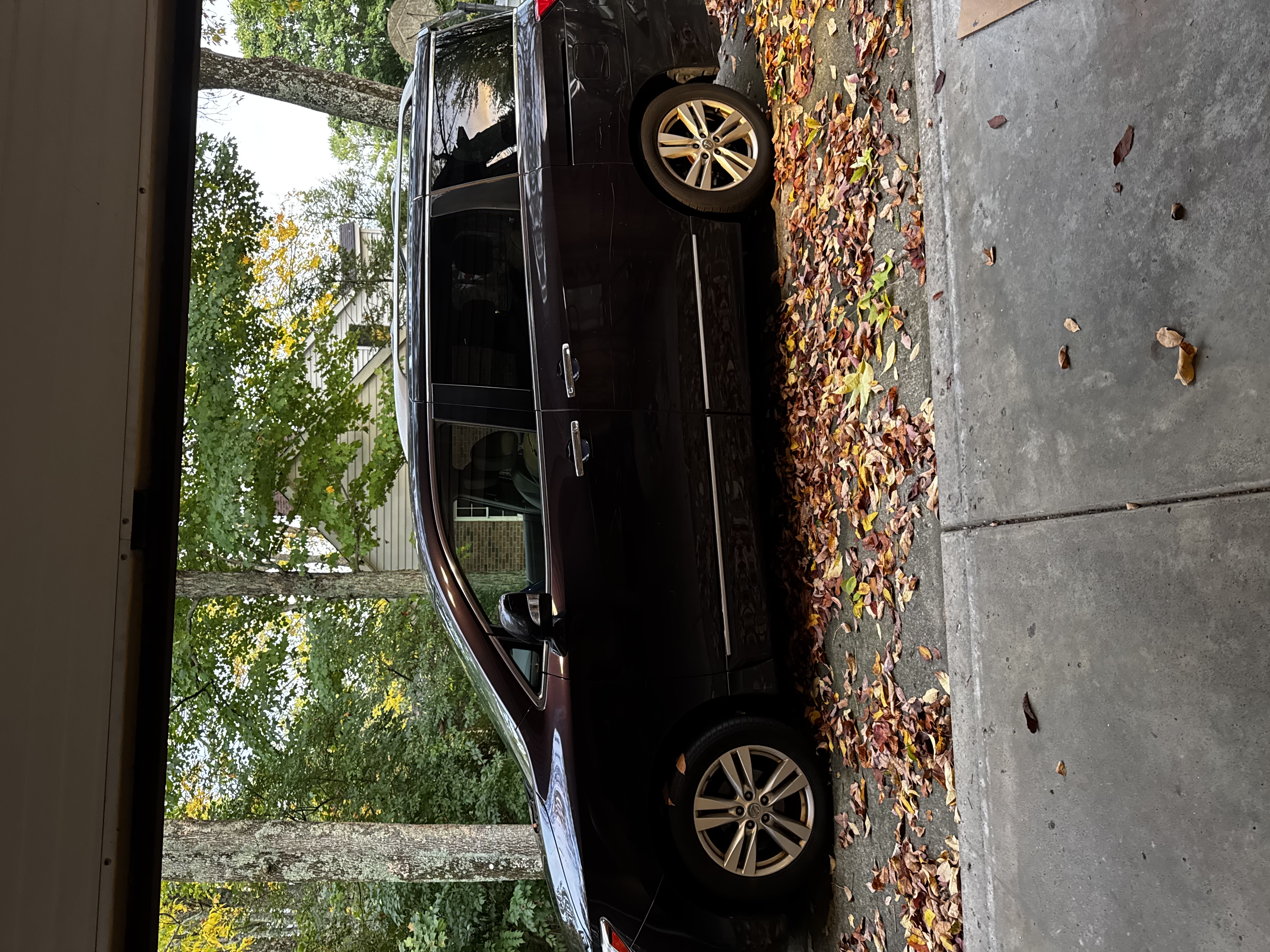 Used 2011 Nissan Quest SL FWD image 1