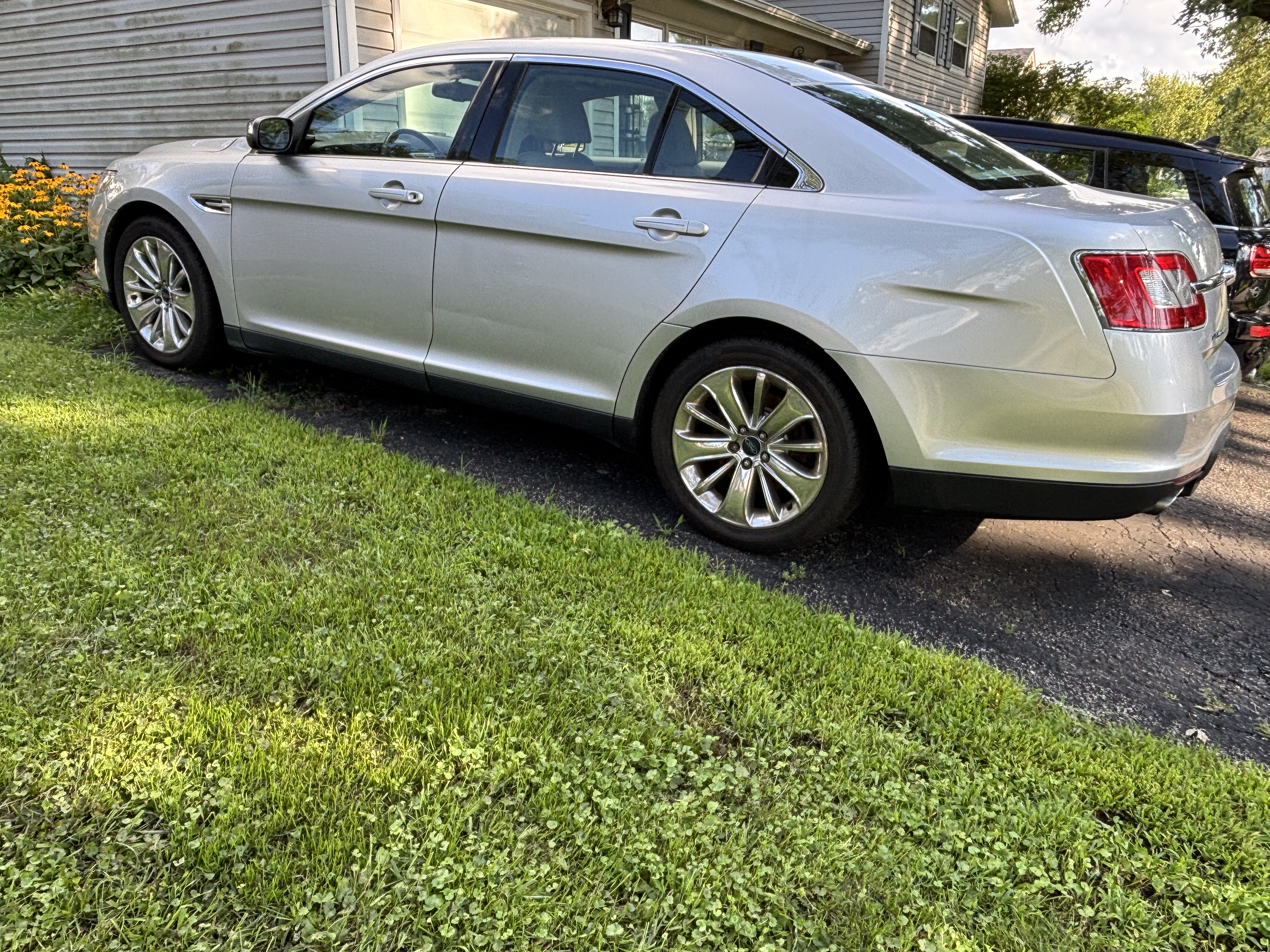 Used 2011 Ford Taurus Limited w/ 301A Rapid Spec Order Code FWD image 9