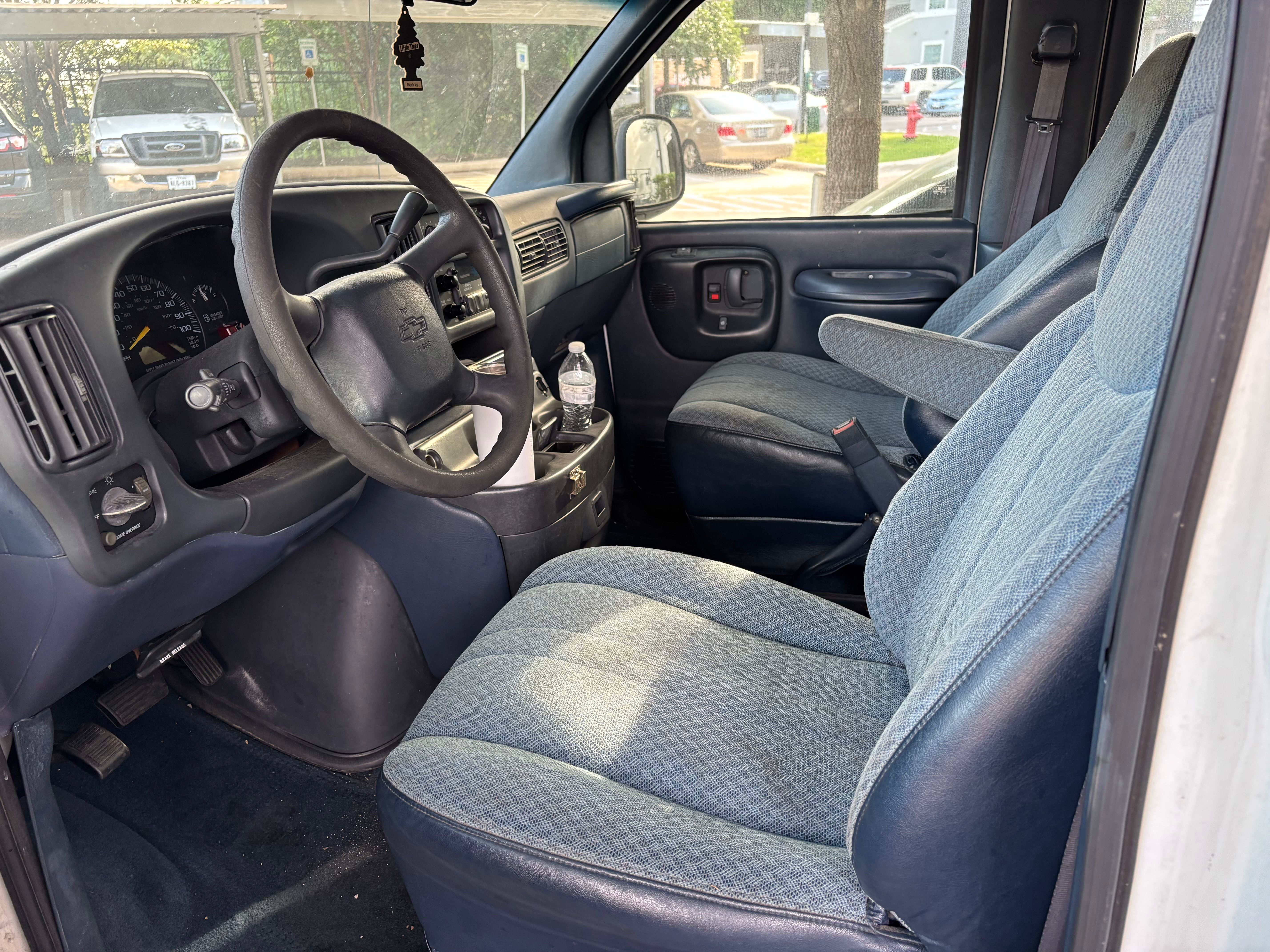 Used 2000 Chevrolet Express 2500 Passenger w/ LS Preferred Equipment Group RWD image 13