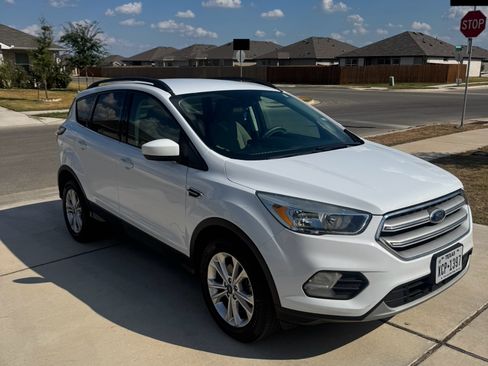 Used 2018 Ford Escape SE w/ SE Sync 3 Package FWD image 4