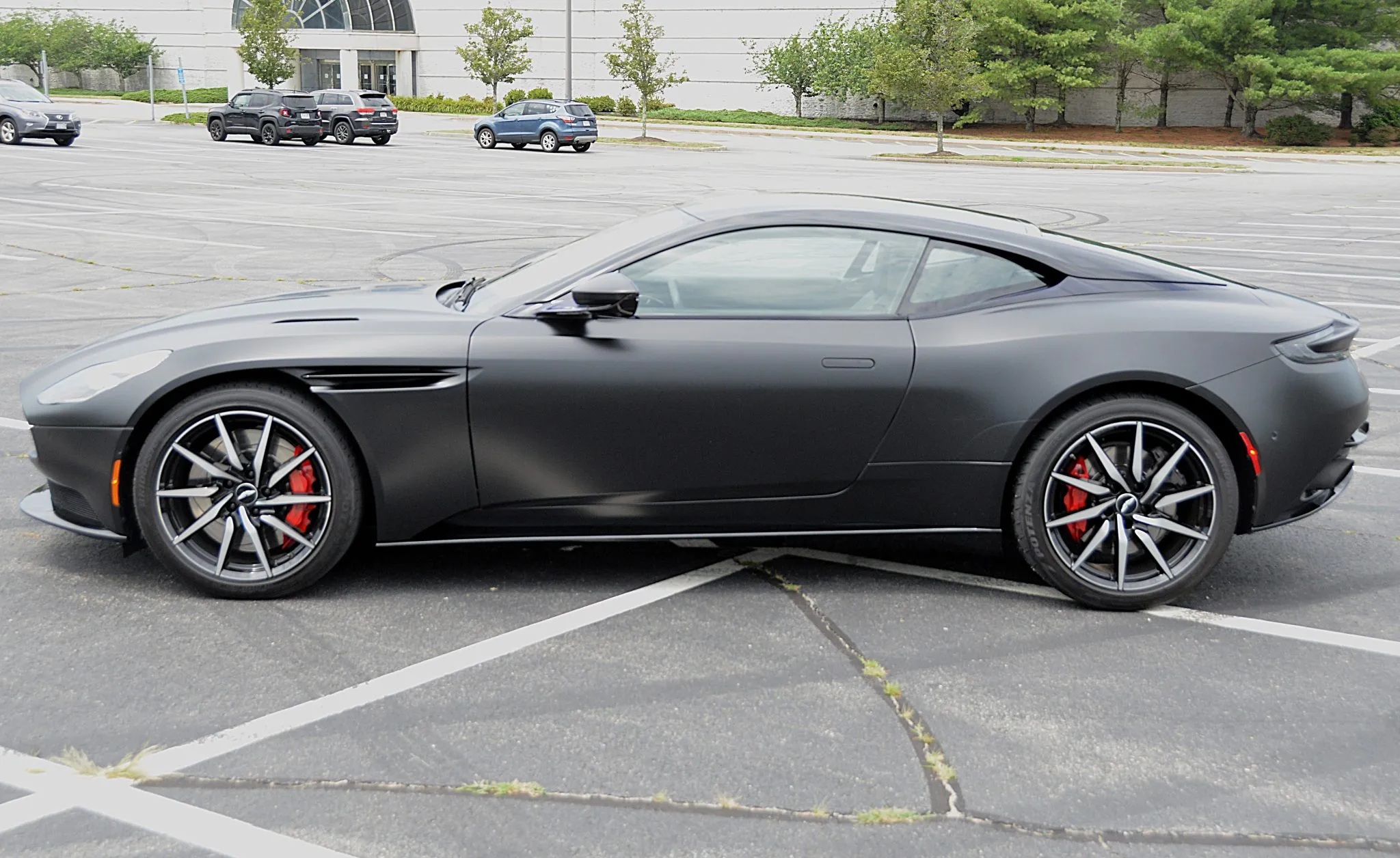 Used 2017 Aston Martin DB11 V12 RWD image 4