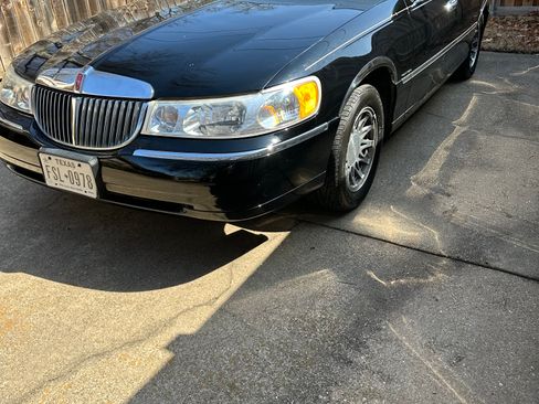 Used 2000 Lincoln Town Car Signature image 2