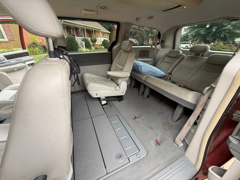 Used 2009 Dodge Grand Caravan SXT FWD image 16