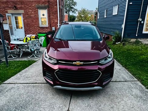 Used 2017 Chevrolet Trax LT w/ LT Convenience Package AWD/4WD image 2