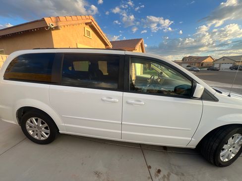 Used 2016 Dodge Grand Caravan SXT w/ Rear Park Assist Package image 5