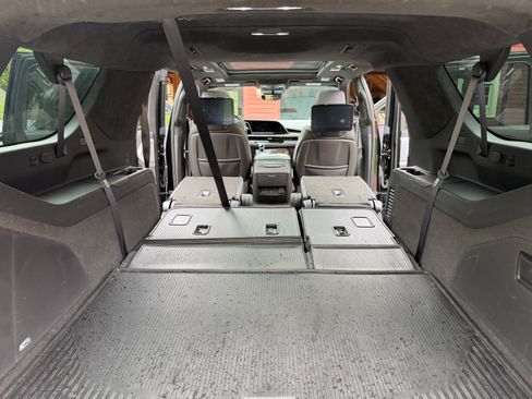 Used 2023 Cadillac Escalade ESV Sport Platinum w/ LPO, ONYX Package AWD/4WD image 8