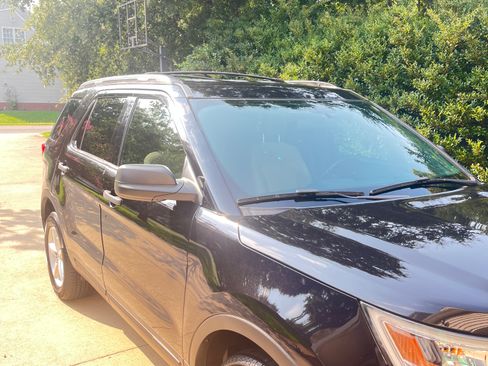 Used 2019 Ford Explorer 4WD image 2