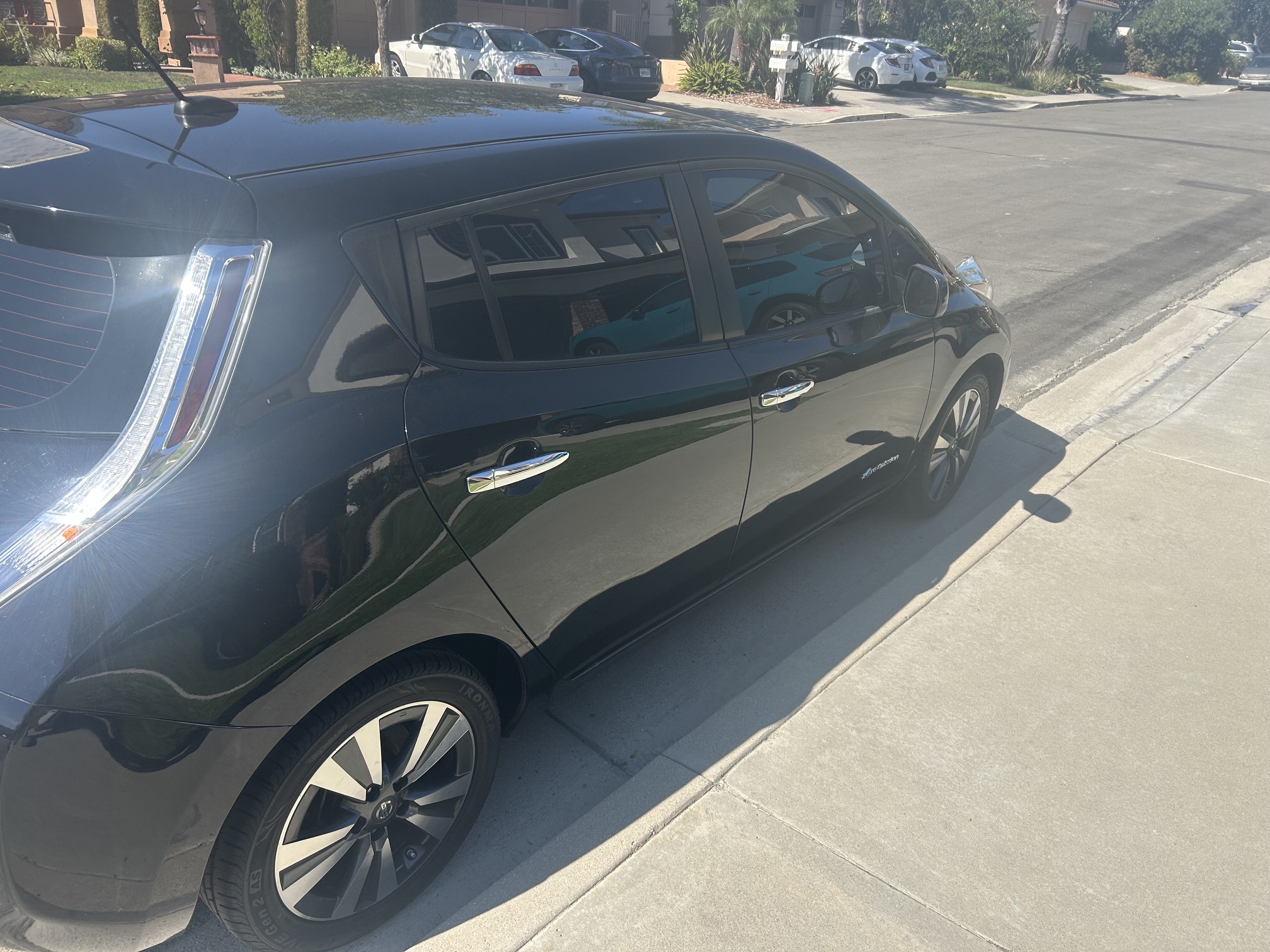 Used 2017 Nissan Leaf SL w/ Premium Package FWD image 4