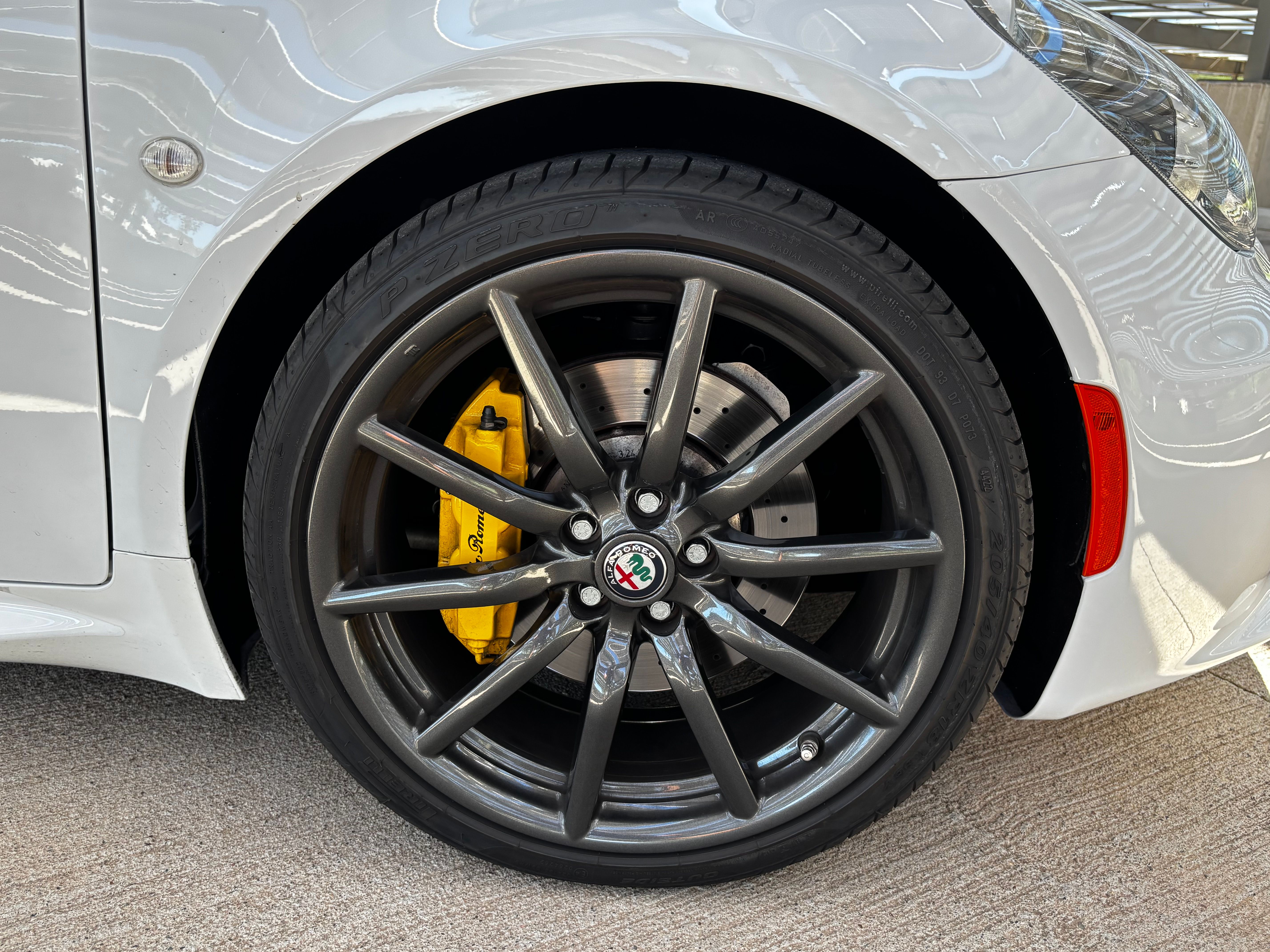Used 2018 Alfa Romeo 4C Spider RWD image 17