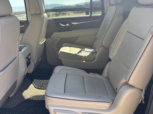 Used 2021 GMC Yukon XL Denali w/ Denali Premium Package image 19
