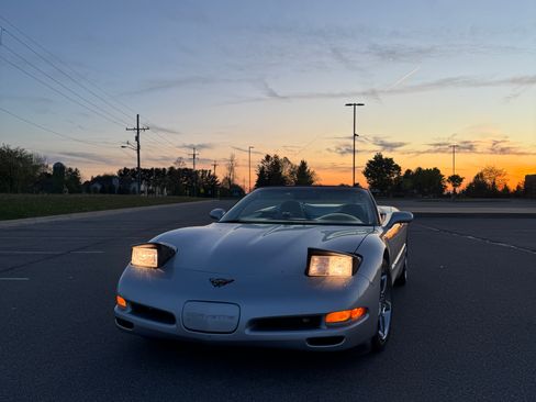Used 1998 Chevrolet Corvette Convertible w/ Performance Handling Pkg RWD image 15