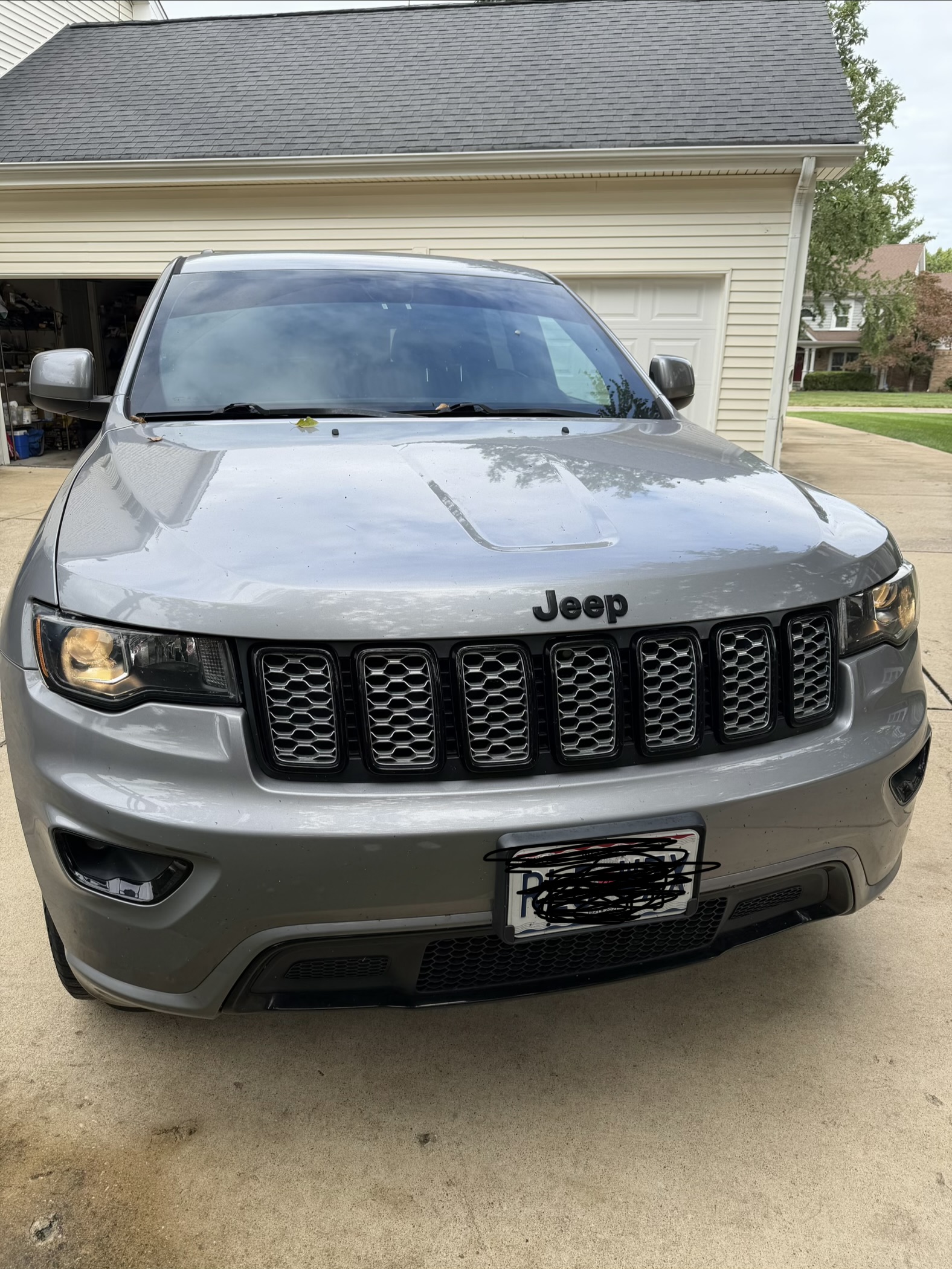 Used 2019 Jeep Grand Cherokee Altitude AWD/4WD image 4