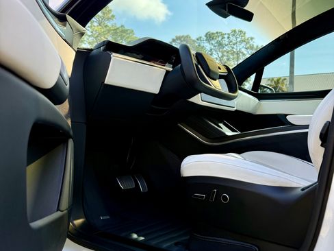 Used 2022 Tesla Model X Plaid image 25