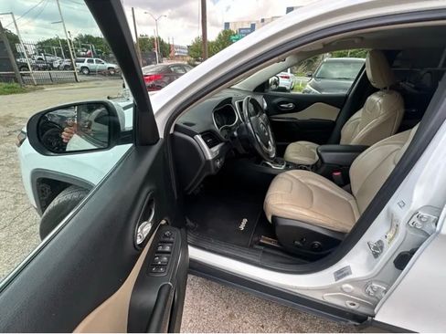 Used 2017 Jeep Cherokee Limited FWD image 5