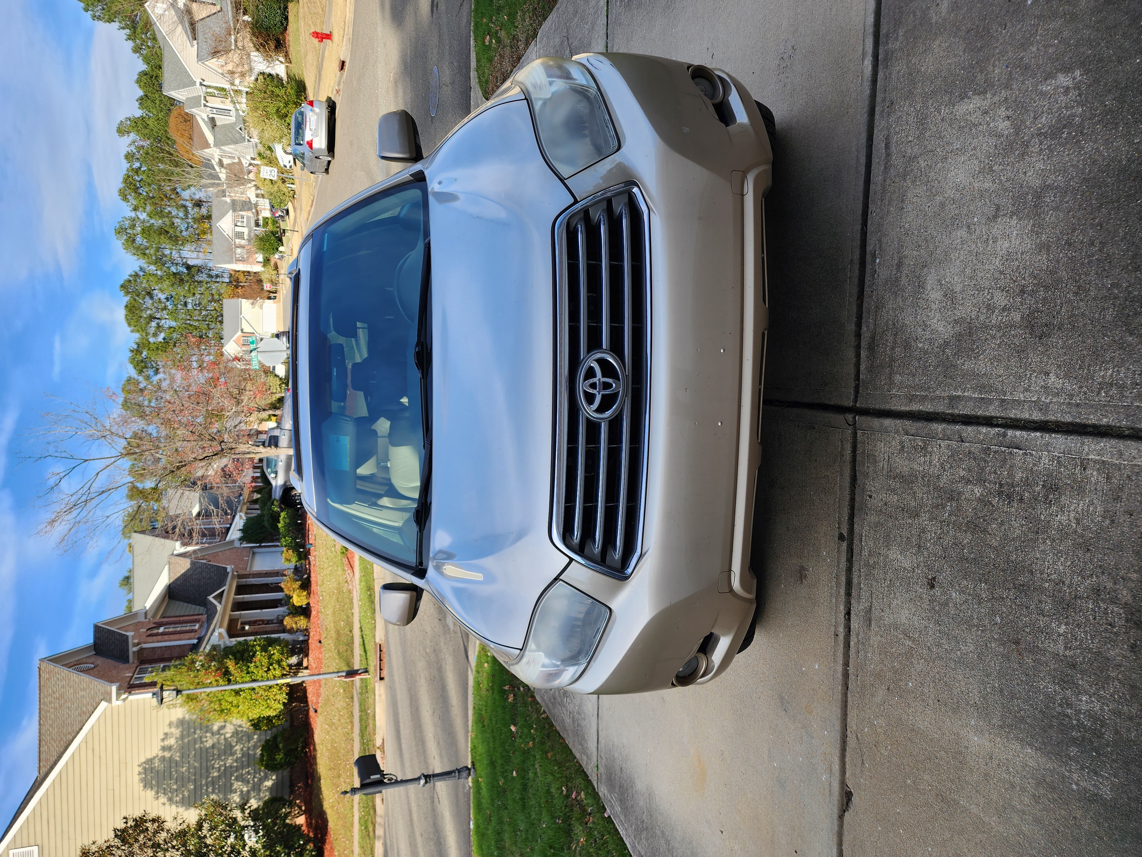 Used 2010 Toyota Highlander Limited FWD image 1