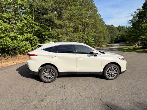 Used 2022 Toyota Venza XLE AWD/4WD image 8