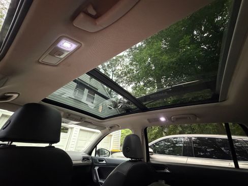 Used 2018 Volkswagen Tiguan SE w/ Panoramic Sunroof Package AWD/4WD image 10
