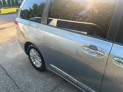 Used 2013 Toyota Sienna XLE w/ Premium Pkg FWD image 9