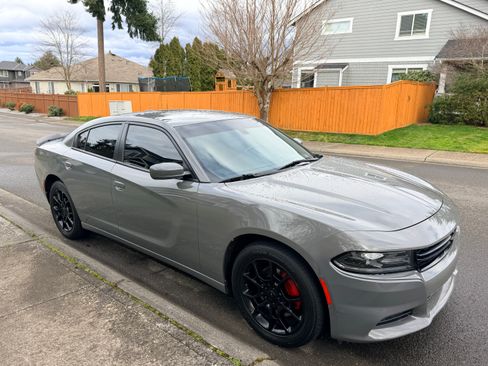 Used 2017 Dodge Charger SXT image 2